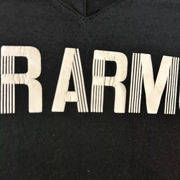 Womenβs Under Armour shirt Black White Logo Fitted Heatgear Short V Neck Large - Picture 2 of 3